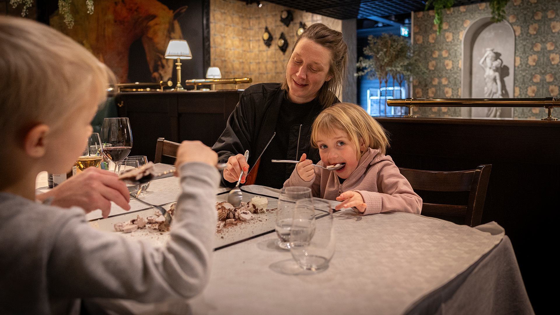 Familj på restaurang som äter dessert tillsammans