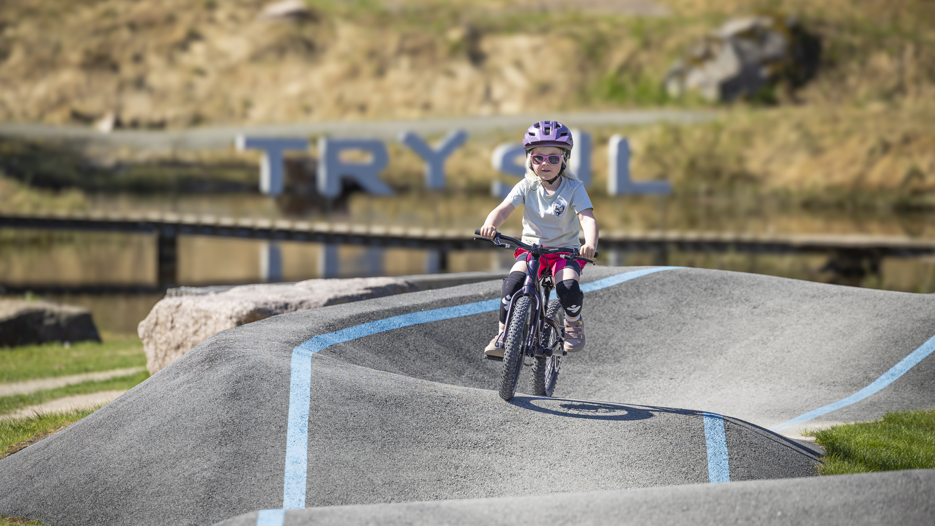 A girl riding a pumptrack in Trysil Bike Arena
